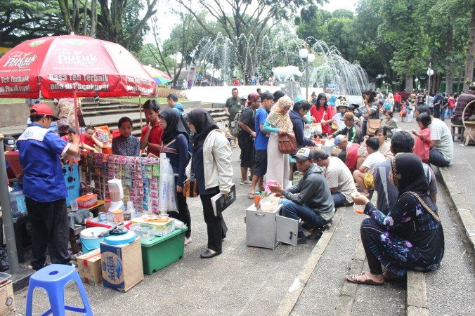 Pedagang di Sisi Barat Taman Balai Kota (Foto Mega Marina)