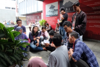 Peserta tour diskusi tentang Sukarno | © Fan_fin